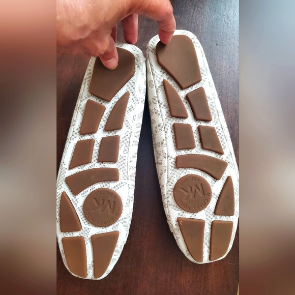 Fulton Moccasins Flats in Vanilla with Gold Logo size 9.5 Michael Kors Signature - Picture 3 of 4